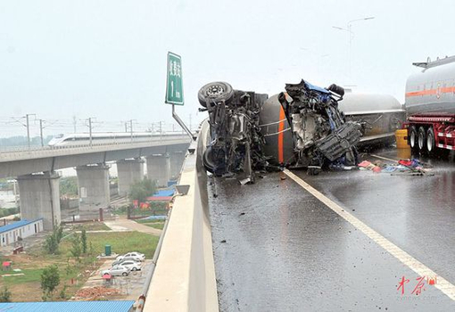 油罐車事故現(xiàn)場