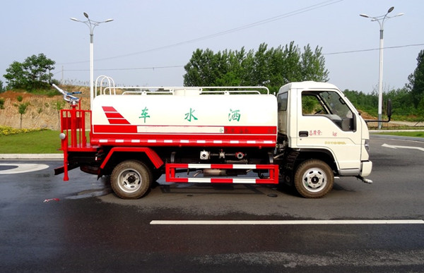 小卡灑水車