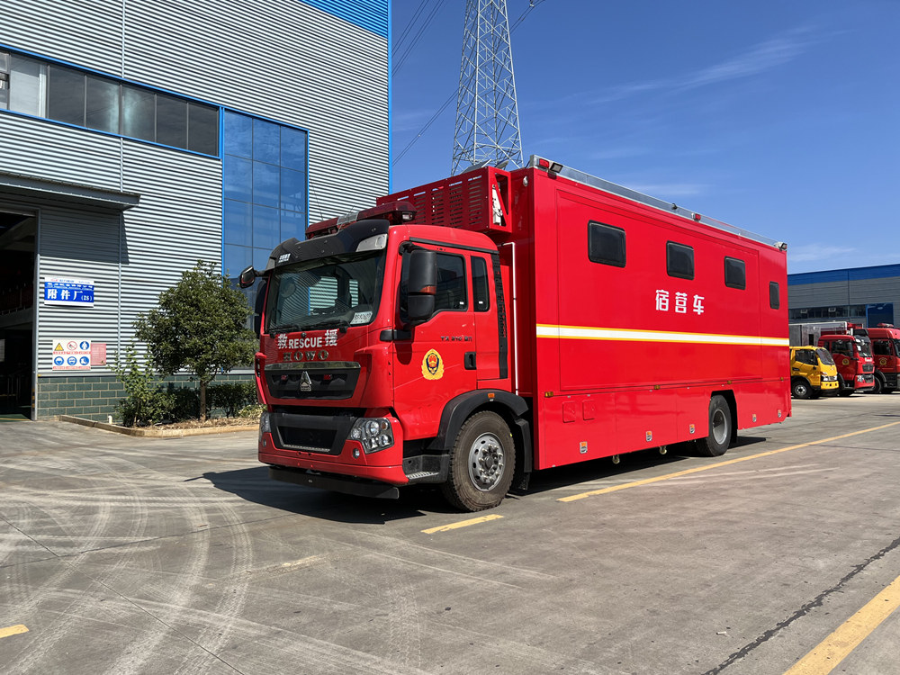 重汽24人宿營(yíng)車