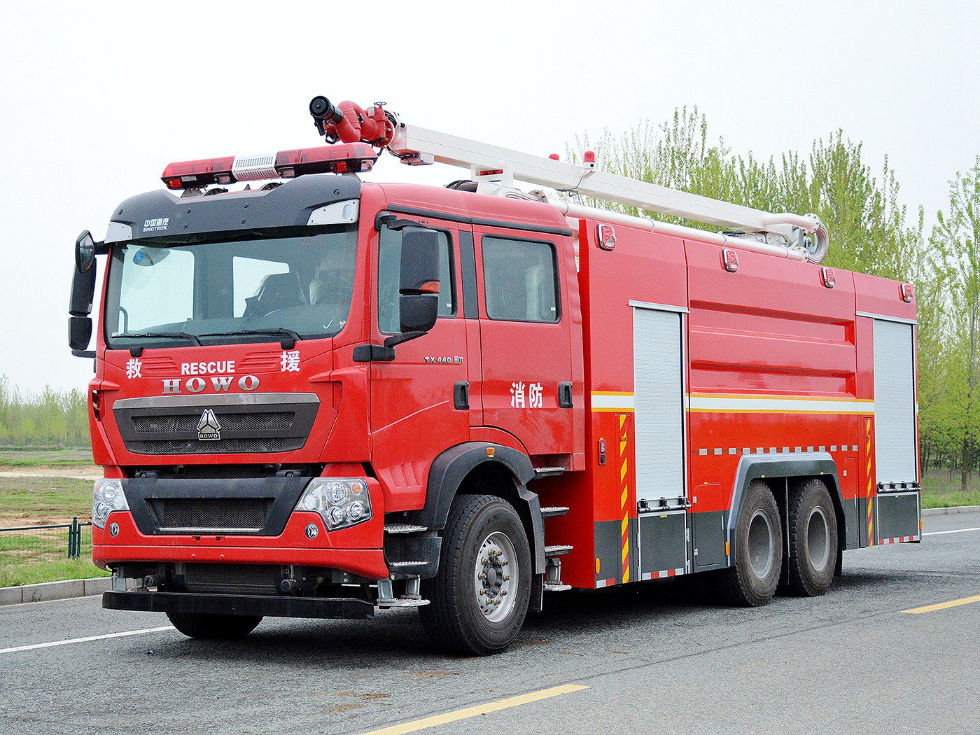 國(guó)六豪沃后雙橋12立方18米舉高噴射消防車