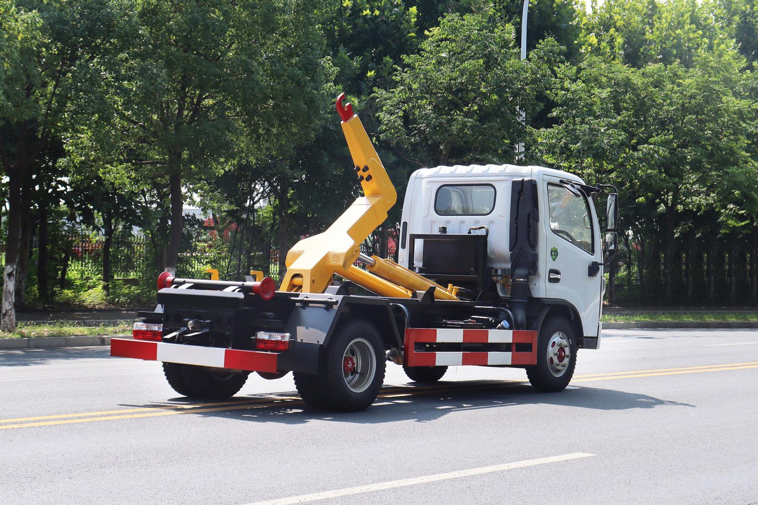 勾臂垃圾車