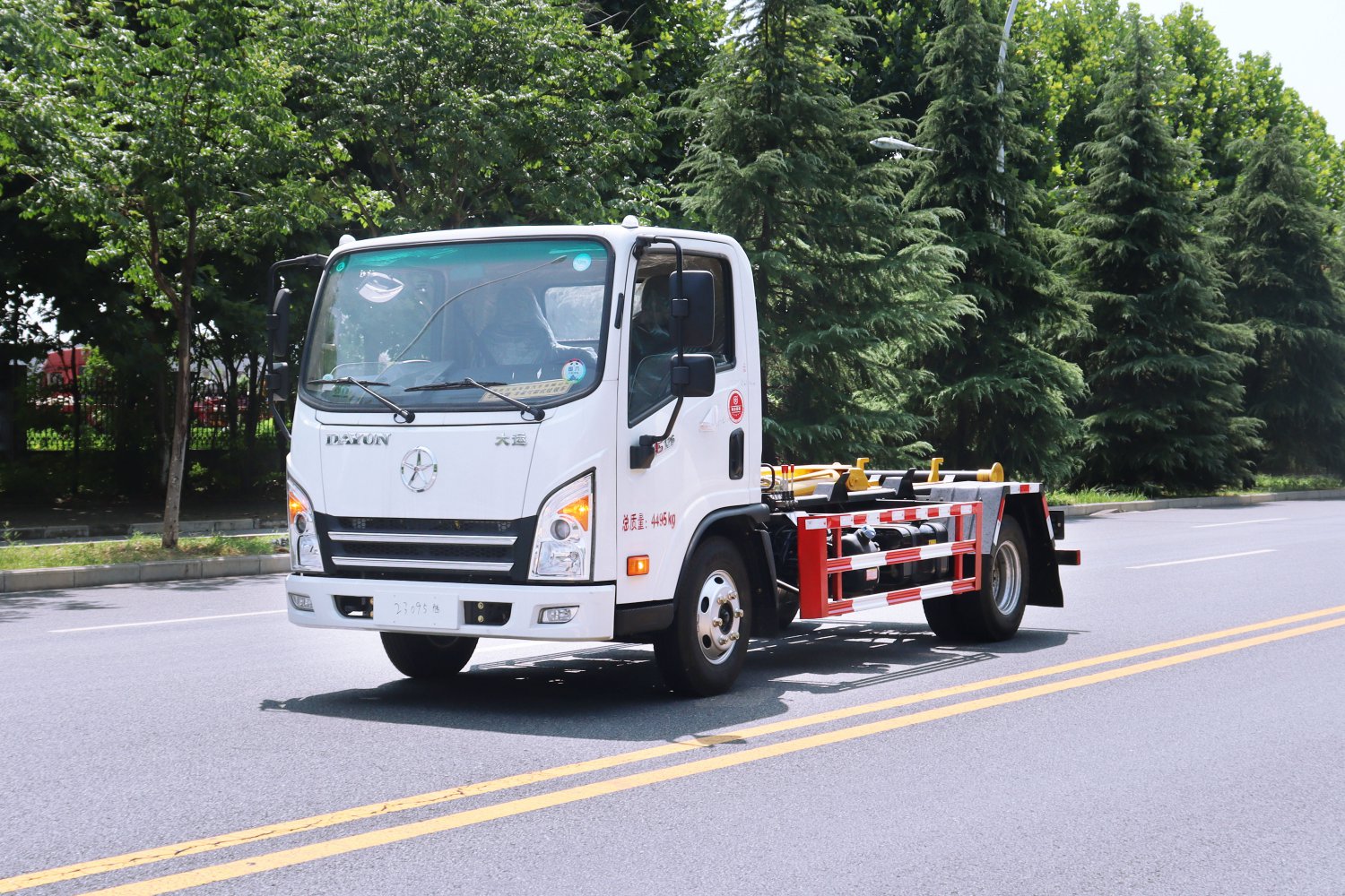 藍(lán)牌大運5方勾臂垃圾車