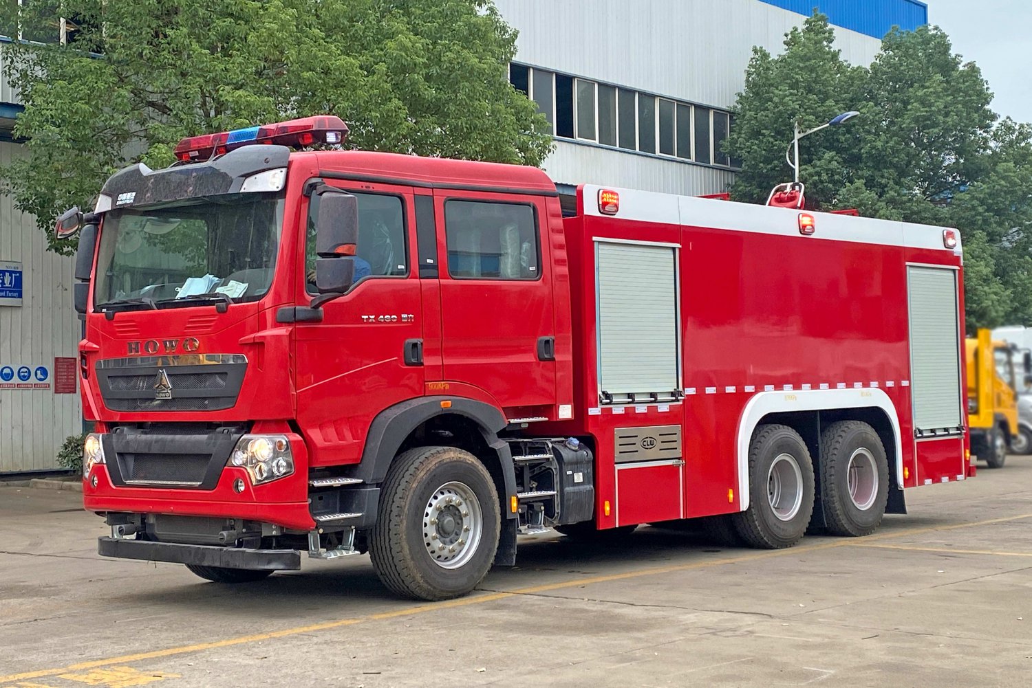 重汽豪沃12噸水罐消防車